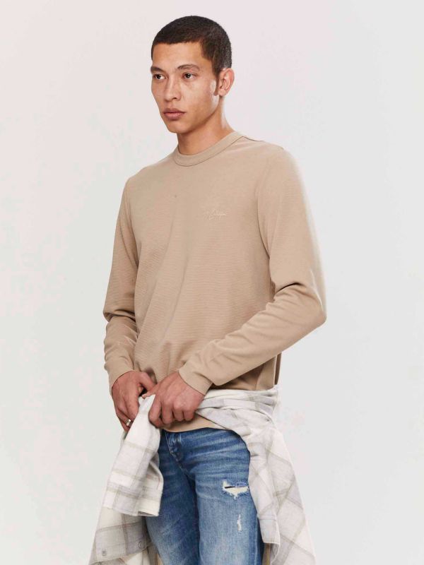 טי שירט ארוכה לגברים עם הדפס בחזה