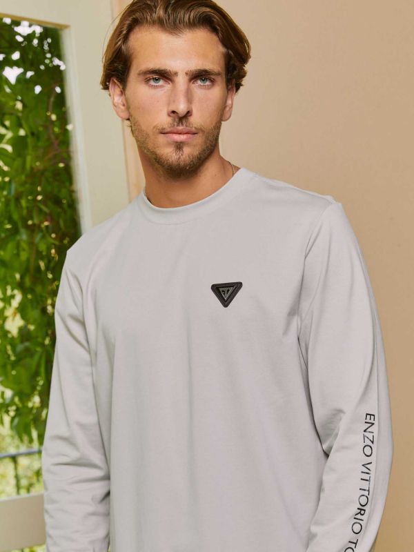 טי שירט ארוכה לגברים עם תווית משולשת בחזה
