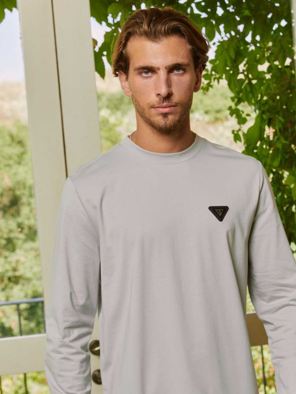 טי שירט ארוכה לגברים עם תווית משולשת בחזה