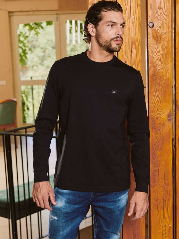 טי שירט ארוכה צמודה עם תווית לוגו לגברים