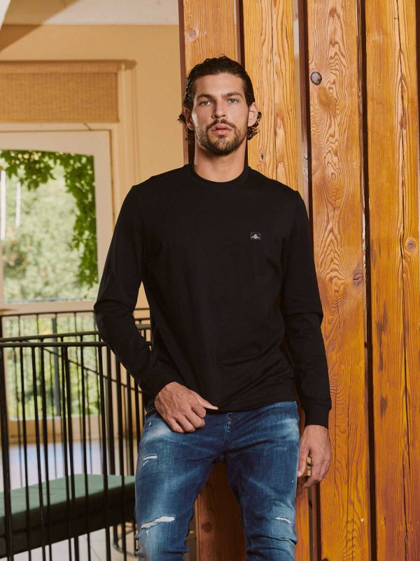 טי שירט ארוכה צמודה עם תווית לוגו לגברים