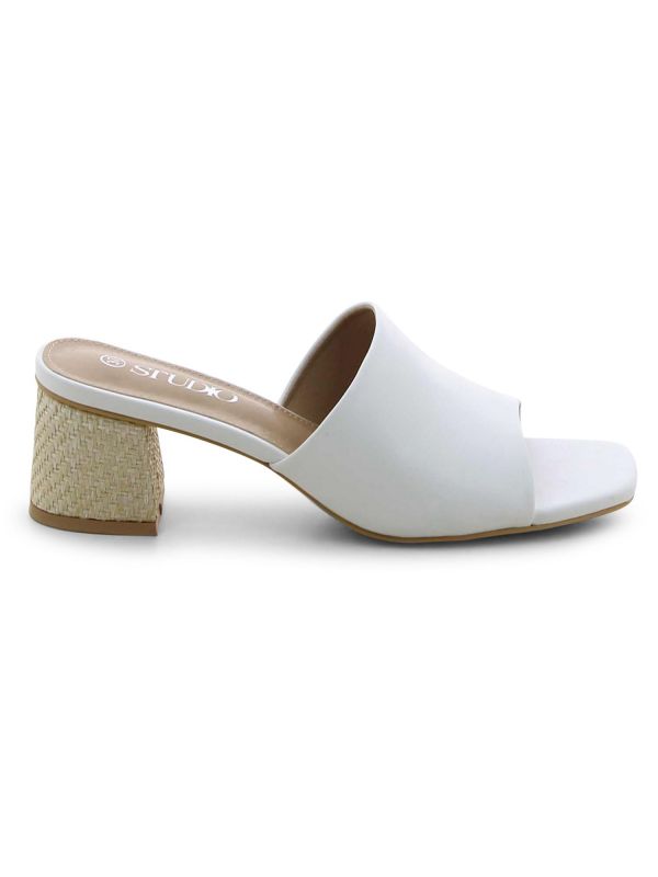 כפכפים עם עקב נמוך ורצועה עבה לנשים