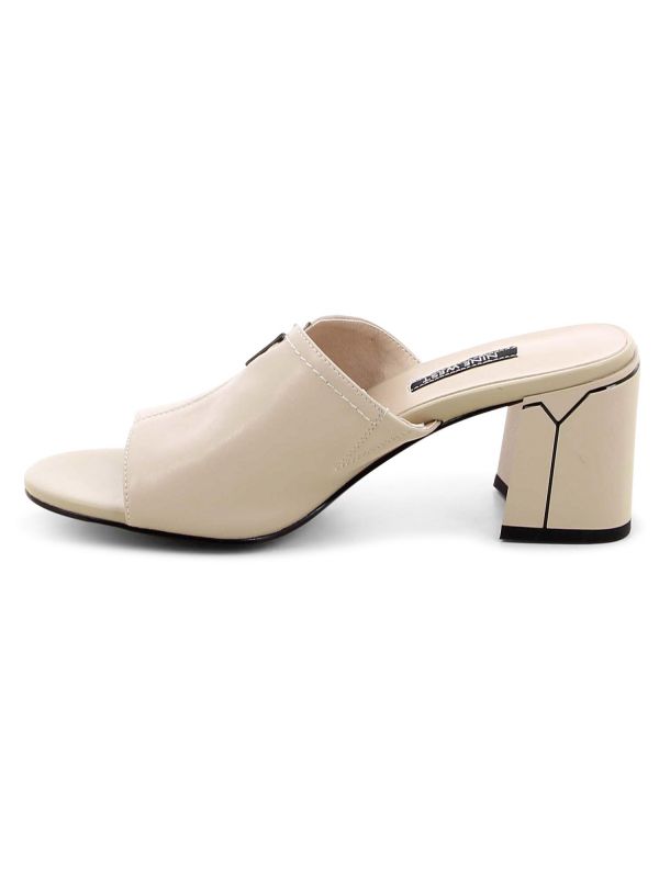 כפכפי נשים עם רצועה עבה ועקב צ’אנקי