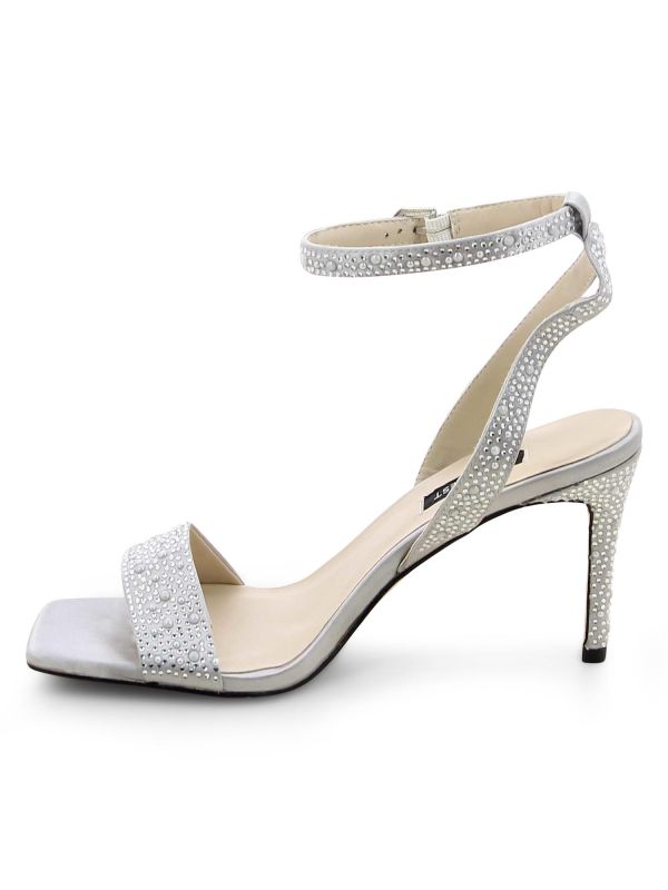 נעלי ערב אלגנטיות עם אבנים ועקב גבוה