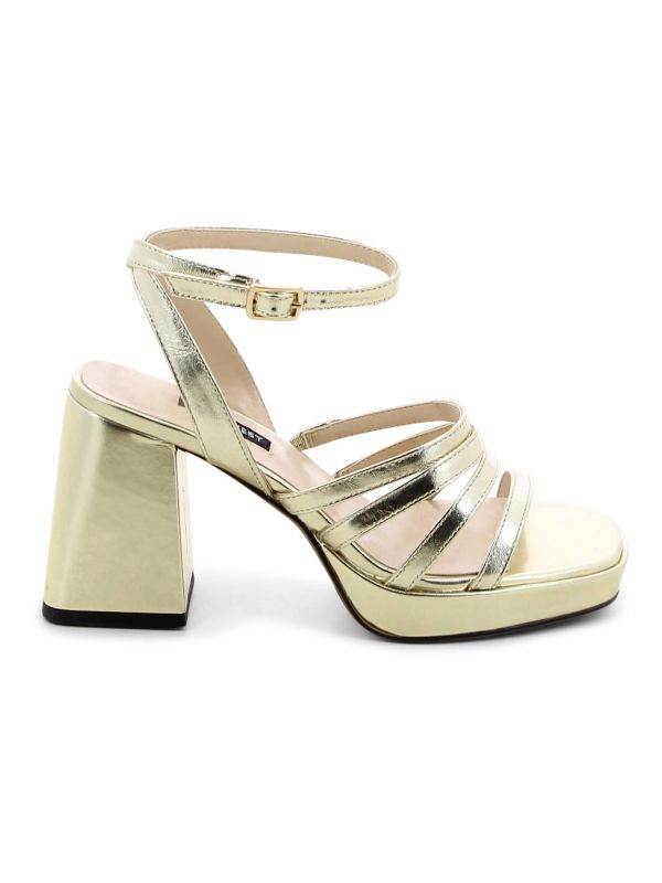 סנדלים עם רצועות ועקב גבוה לנשים