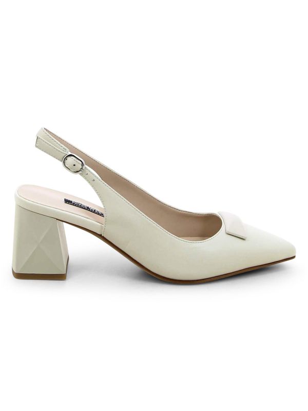 נעלי סירה לנשים עם תכשיט ועקב בינוני