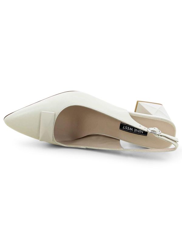 נעלי סירה לנשים עם תכשיט ועקב בינוני