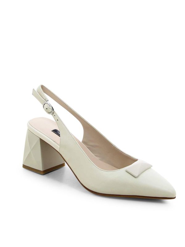 נעלי סירה לנשים עם תכשיט ועקב בינוני