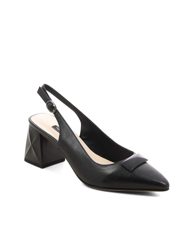 נעלי סירה לנשים עם תכשיט ועקב בינוני