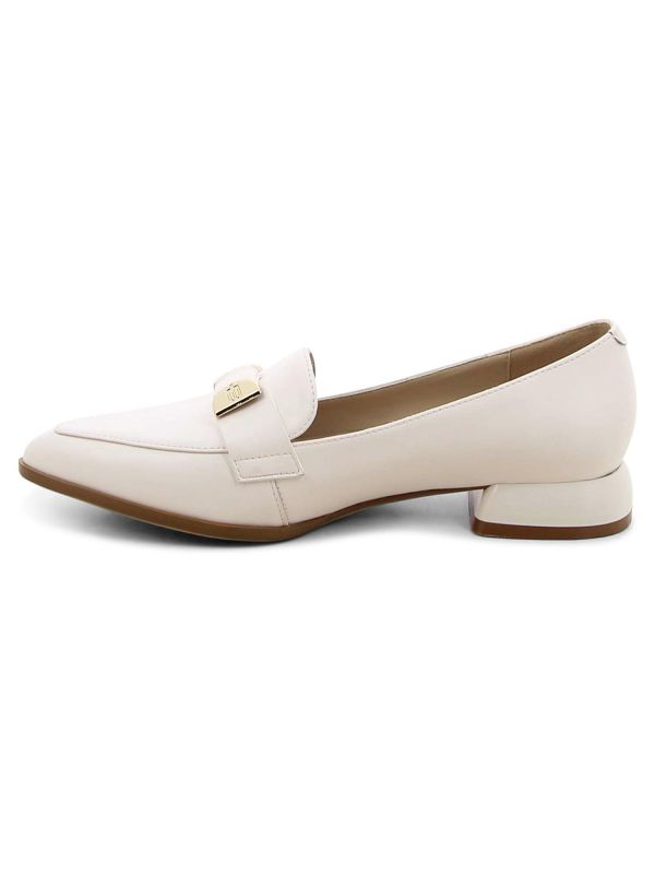 נעלי מוקסין שטוחות עם קישוט מוזהב