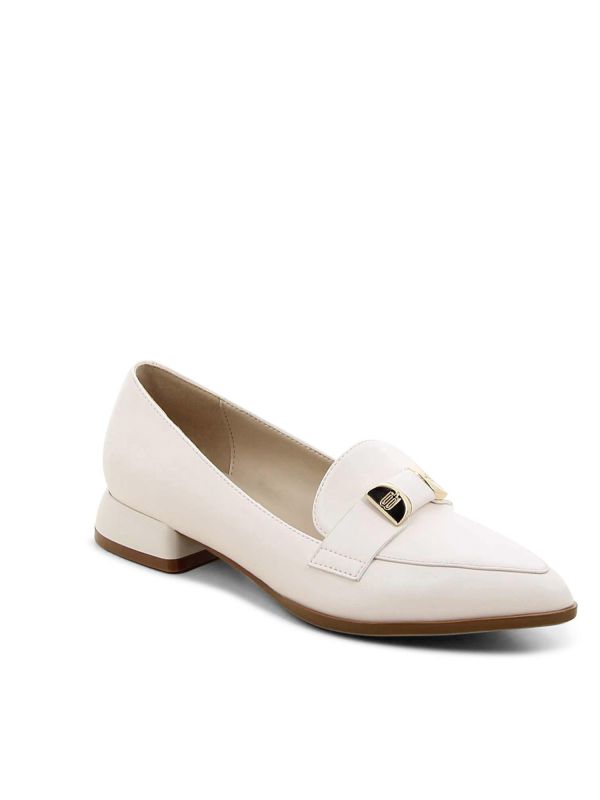 נעלי מוקסין שטוחות עם קישוט מוזהב