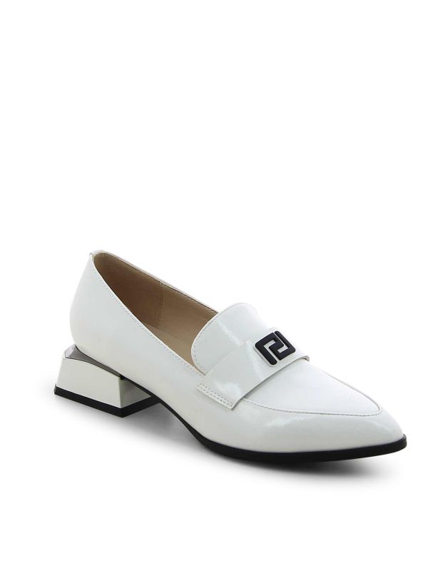 נעלי מוקסין בגימור לכה לנשים