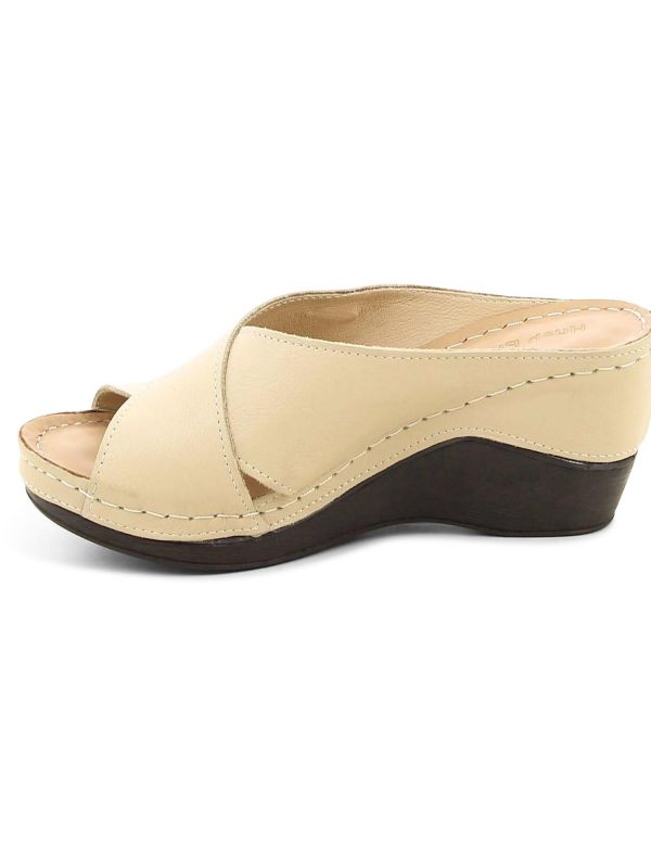 כפכפי נשים עם עקב רוקי ורצועת איקס