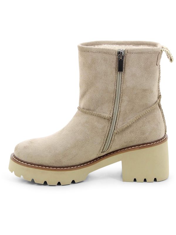 מגפוני נשים עם עקב טרקטור