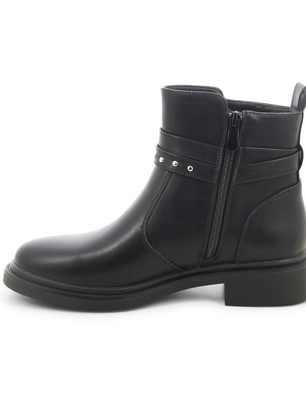 מגפוני נשים שטוחים עם ניטים ואבזם