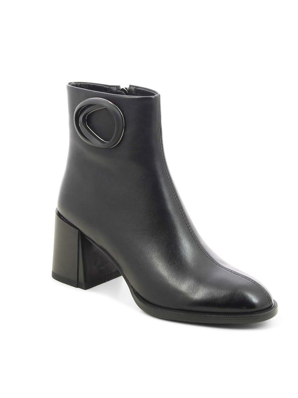 מגפוני נשים עם עקב עבה