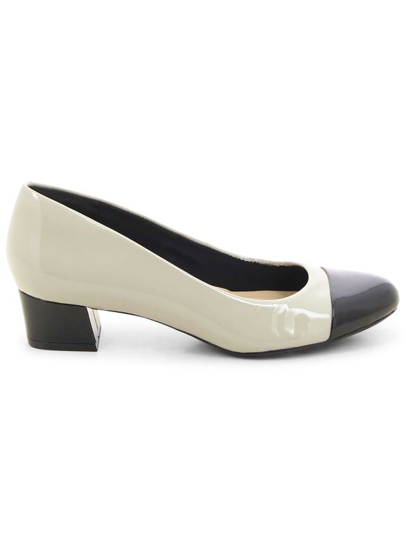 נעלי סירה עם עקב נמוך