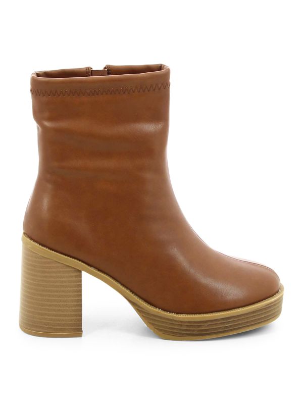 מגפוני עקב במראה עור לנשים