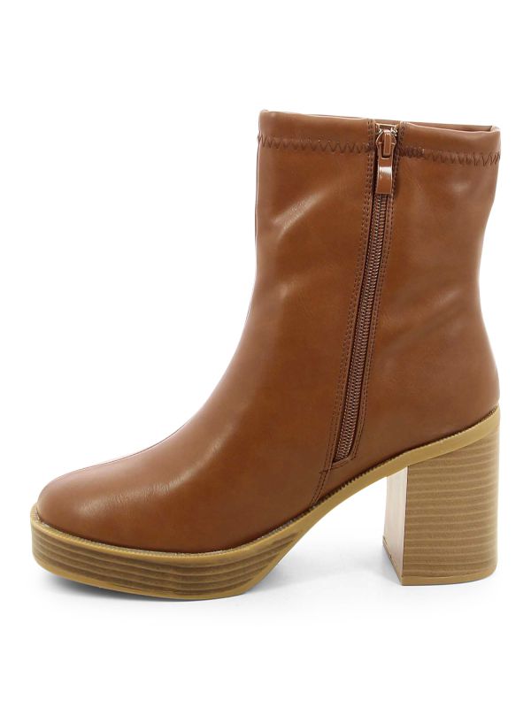 מגפוני עקב במראה עור לנשים