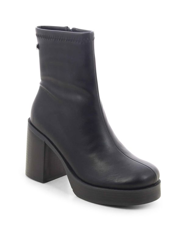 מגפוני עקב במראה עור לנשים