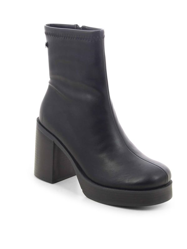 מגפוני עקב במראה עור לנשים