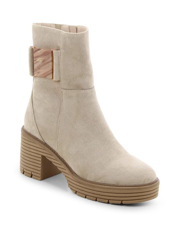 מגפוני נשים עם עקב גבוה