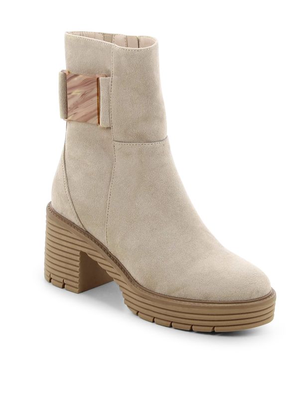 מגפוני נשים עם עקב גבוה