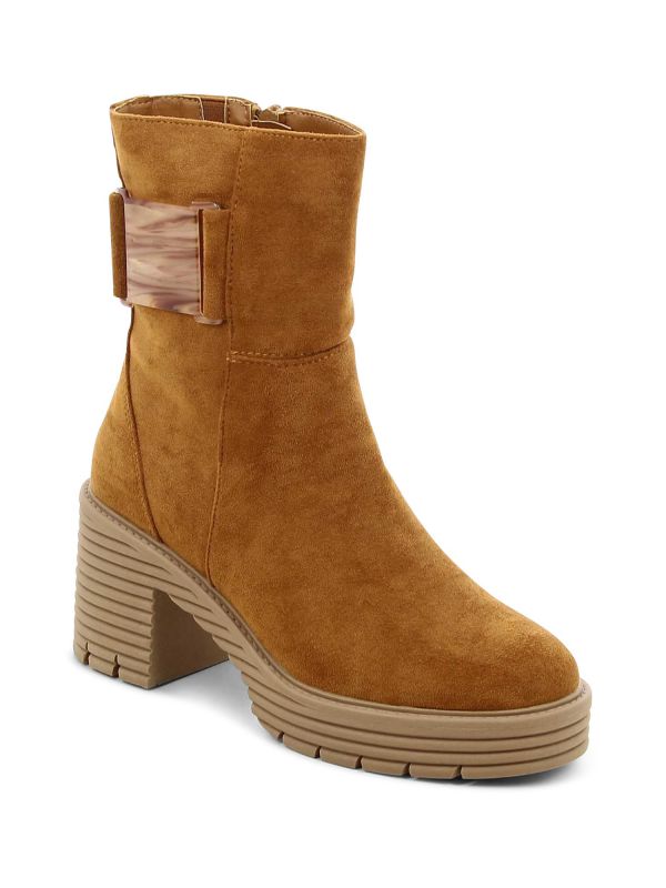 מגפוני נשים עם עקב גבוה