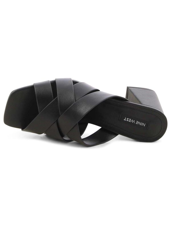 כפכפים עם עקב נמוך לנשים