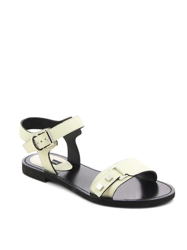 סנדלי נשים שטוחים עם רצועות