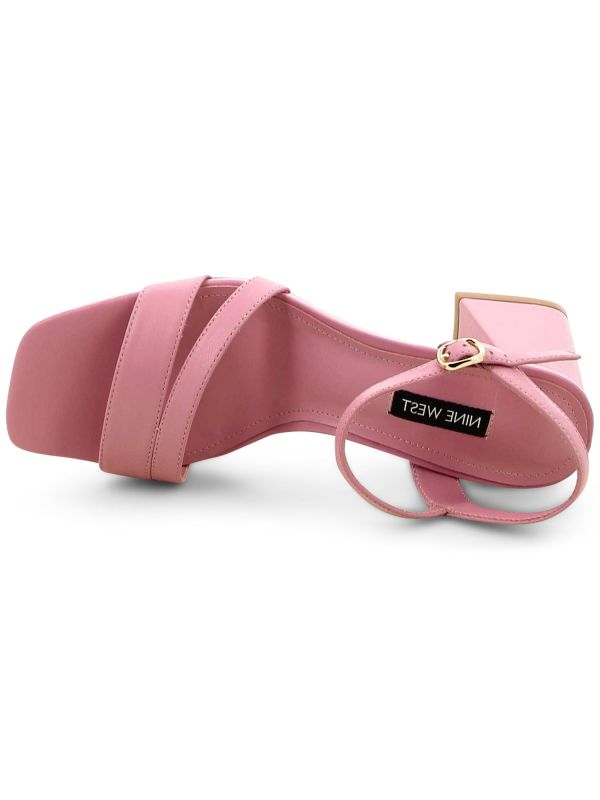 סנדלי נשים עם רצועות ועקב עבה