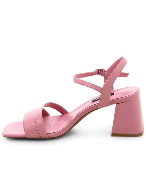 סנדלי נשים עם רצועות ועקב עבה