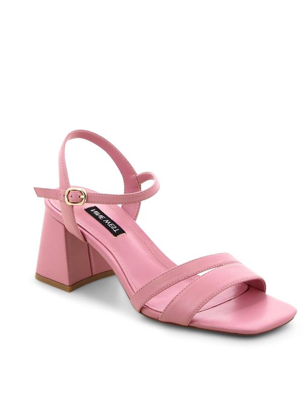 סנדלי נשים עם רצועות ועקב עבה