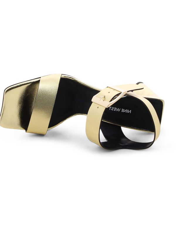 סנדלי נשים עם עקב גבוה ואבזם גדול