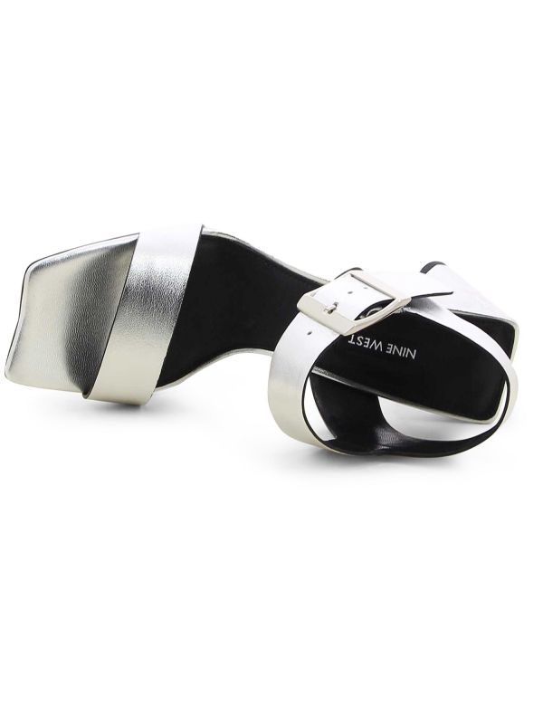 סנדלי נשים עם עקב גבוה ואבזם גדול