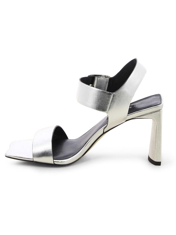 סנדלי נשים עם עקב גבוה ואבזם גדול