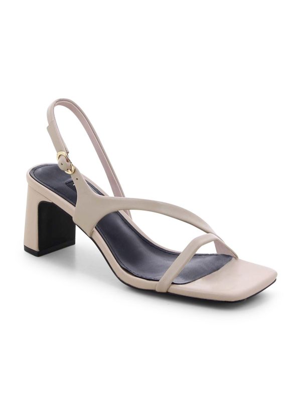 סנדלי נשים עם רצועה אה סימטרית ועקב גבוה