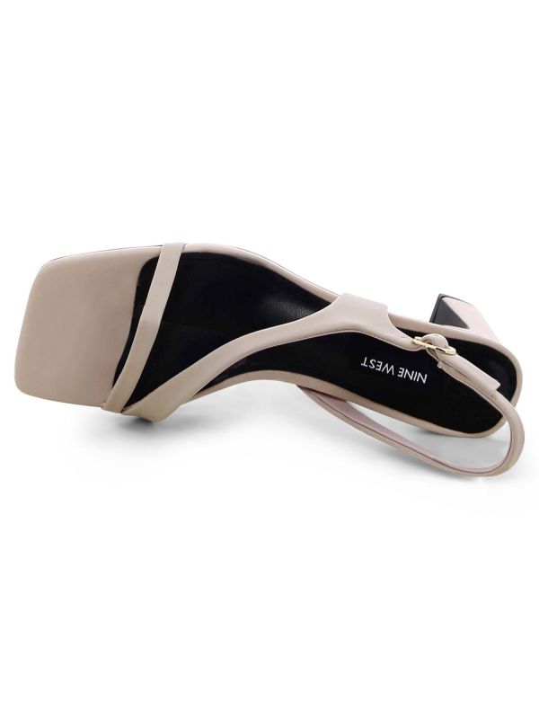 סנדלי נשים עם רצועה אה סימטרית ועקב גבוה