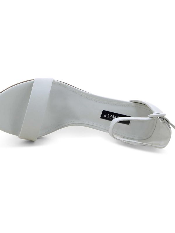 סנדלי נשים קלאסיים עם רצועה ועקב רחב