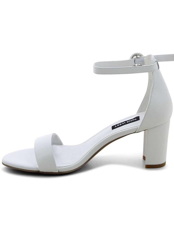 סנדלי נשים קלאסיים עם רצועה ועקב רחב