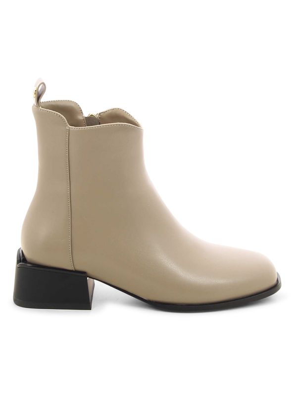 מגפונים קלאסיים עם עקב מרובע לנשים