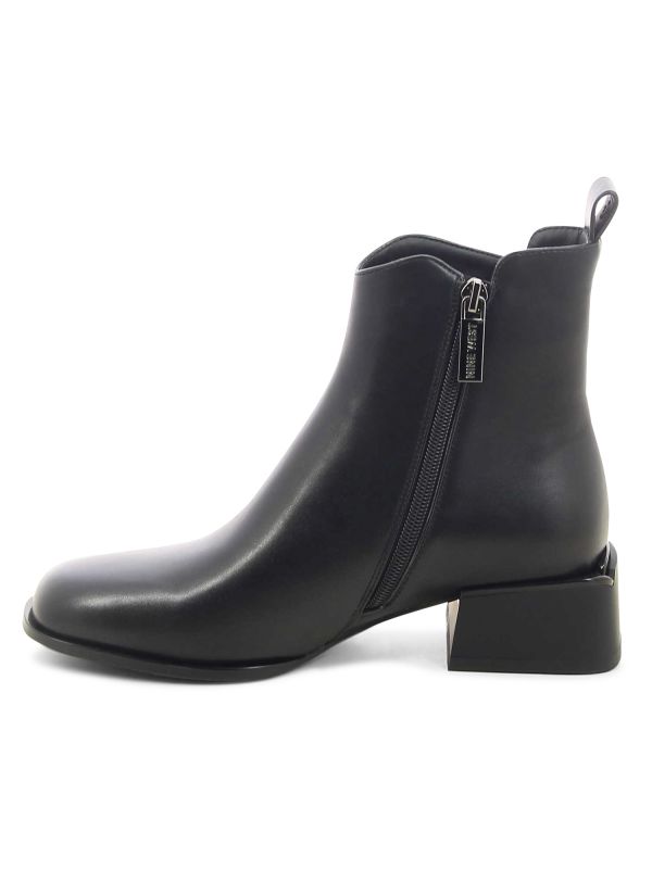 מגפונים קלאסיים עם עקב מרובע לנשים