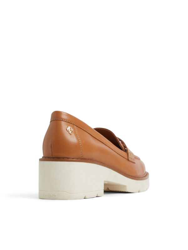 נעלי מוקסין מעור עם סוליית טרקטור לנשים