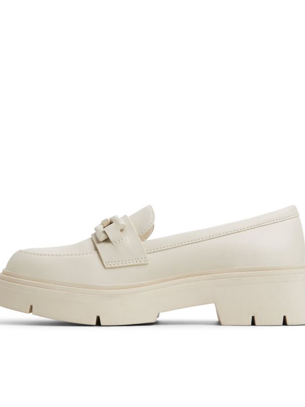 נעלי מוקסין עם סוליית טרקטור ואבזם לנשים