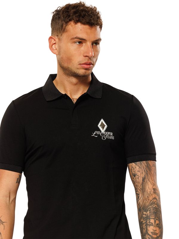 חולצת פולו קצרה לגברים עם תווית בחזה