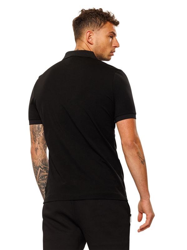 חולצת פולו קצרה לגברים עם תווית בחזה