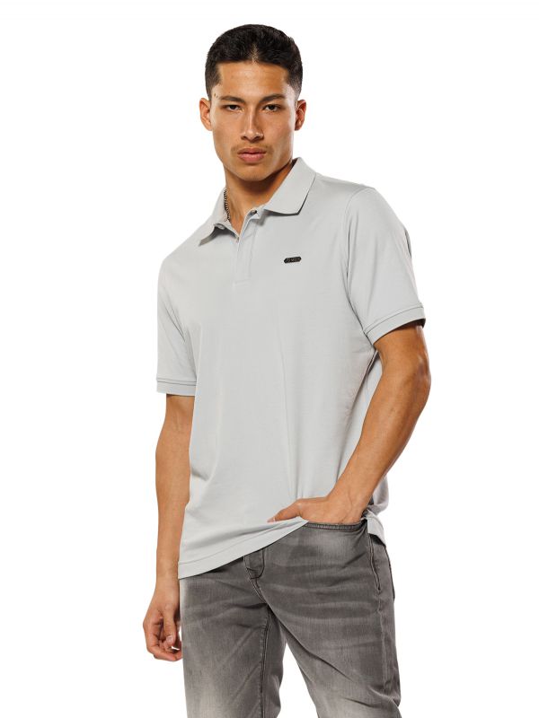 חולצת פולו קצרה לגברים עם תווית מטאלית