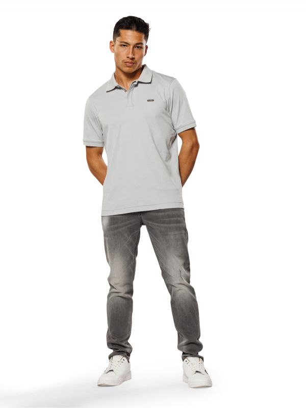 חולצת פולו קצרה לגברים עם תווית מטאלית