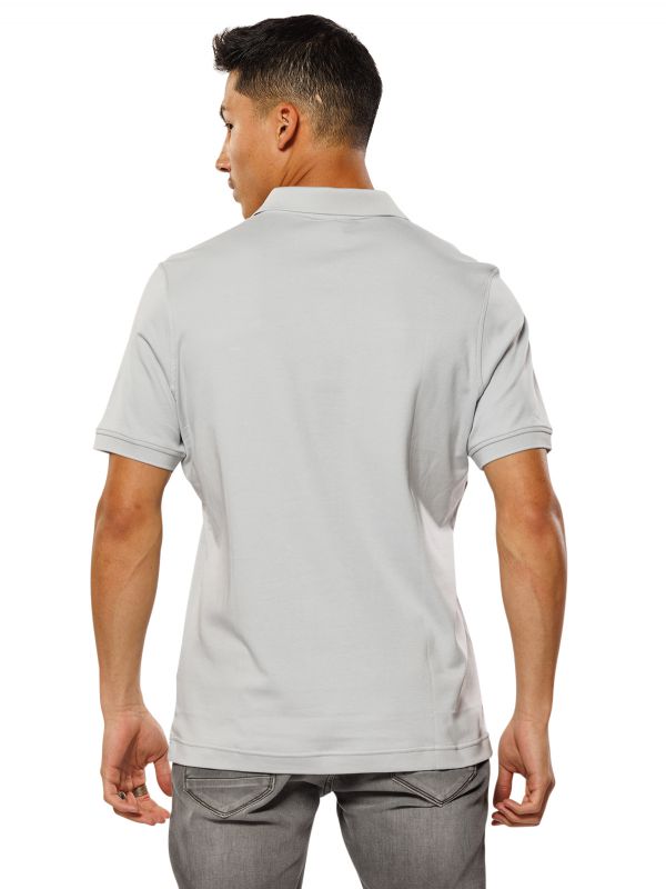 חולצת פולו קצרה לגברים עם תווית מטאלית