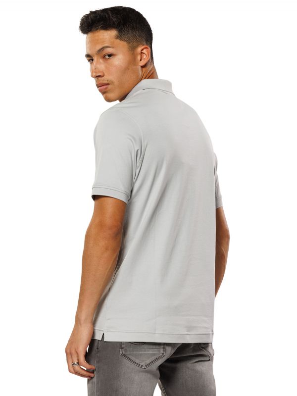 חולצת פולו קצרה לגברים עם תווית מטאלית